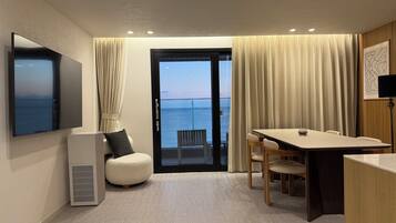 Cobertura, sacada, vista para o mar | Área de estar | Smart TV 65 polegadas com canais a cabo, Netflix, serviços de streaming