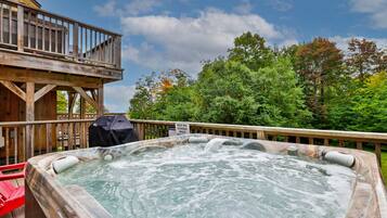 Ein Whirlpool mit einer Holterrasse und einem Schild, das anzeigt, dass er Teil des Spa-Bereichs ist.
