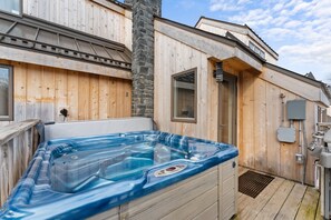 Outdoor spa tub - Trailside Village #4: Slopeside 3BR w/ Hot Tub and Sauna. Ski In/Out with Discounted Ski Rentals (Killington)