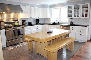 冷蔵庫、電子レンジ、オーブン、コンロ