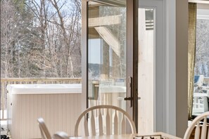 Interior - Trailside Village #5: Slopeside 1BR w/ Hot Tub and Sauna. Ski In/Out with Discounted Ski Rentals (Killington)