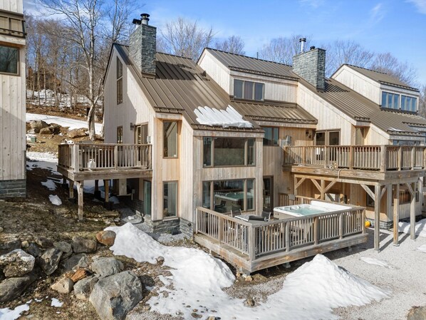 Property grounds - Trailside Village #5: Slopeside 1BR w/ Hot Tub and Sauna. Ski In/Out with Discounted Ski Rentals (Killington)
