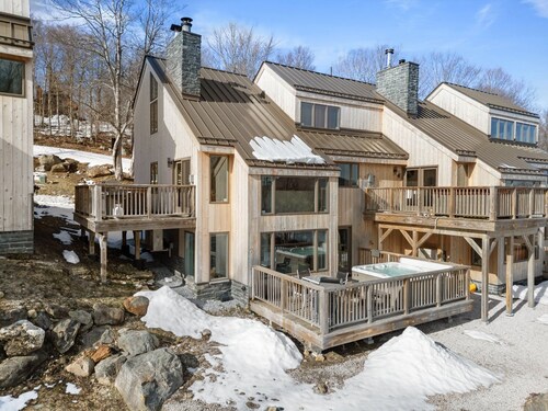 Trailside Village #5: Slopeside 1BR w/ Hot Tub and Sauna. Ski In/Out with Discounted Ski Rentals