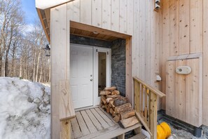 Exterior detail - Trailside Village #5: Slopeside 1BR w/ Hot Tub and Sauna. Ski In/Out with Discounted Ski Rentals (Killington)