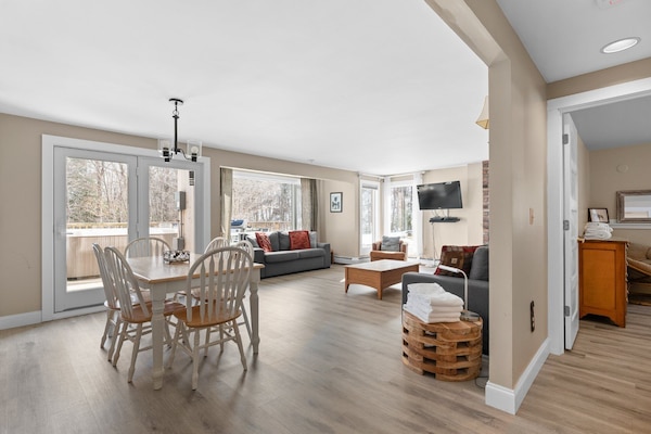 Tastefully decorated living room with ample space. Trailside Village Condo #5 is a charming 1-bedroom slope side retreat on Killington's Great Eastern Trail.