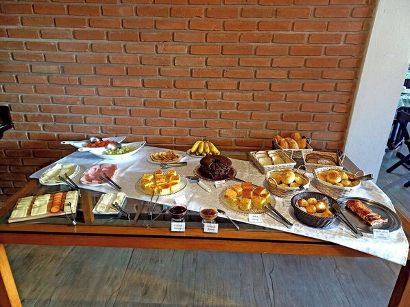 Free daily self-service breakfast  - Pousada Casa de Vó (Eusebio)