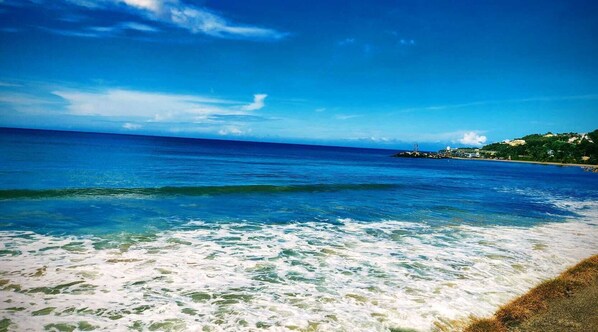 På stranden, liggestole, badehåndklæder
