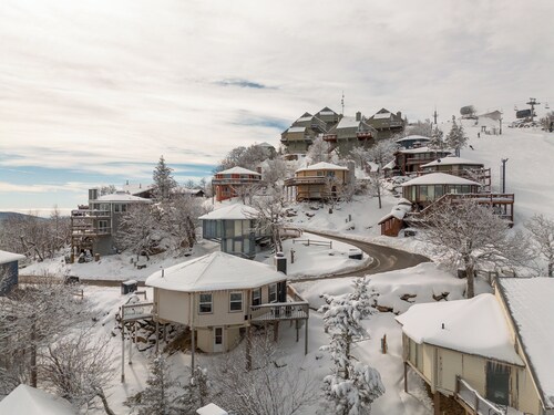 Classic | Ski-in/Out | Views | PetFriendly | 2BR