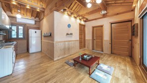 Un interior de madera con cocina, comedor y dos puertas.