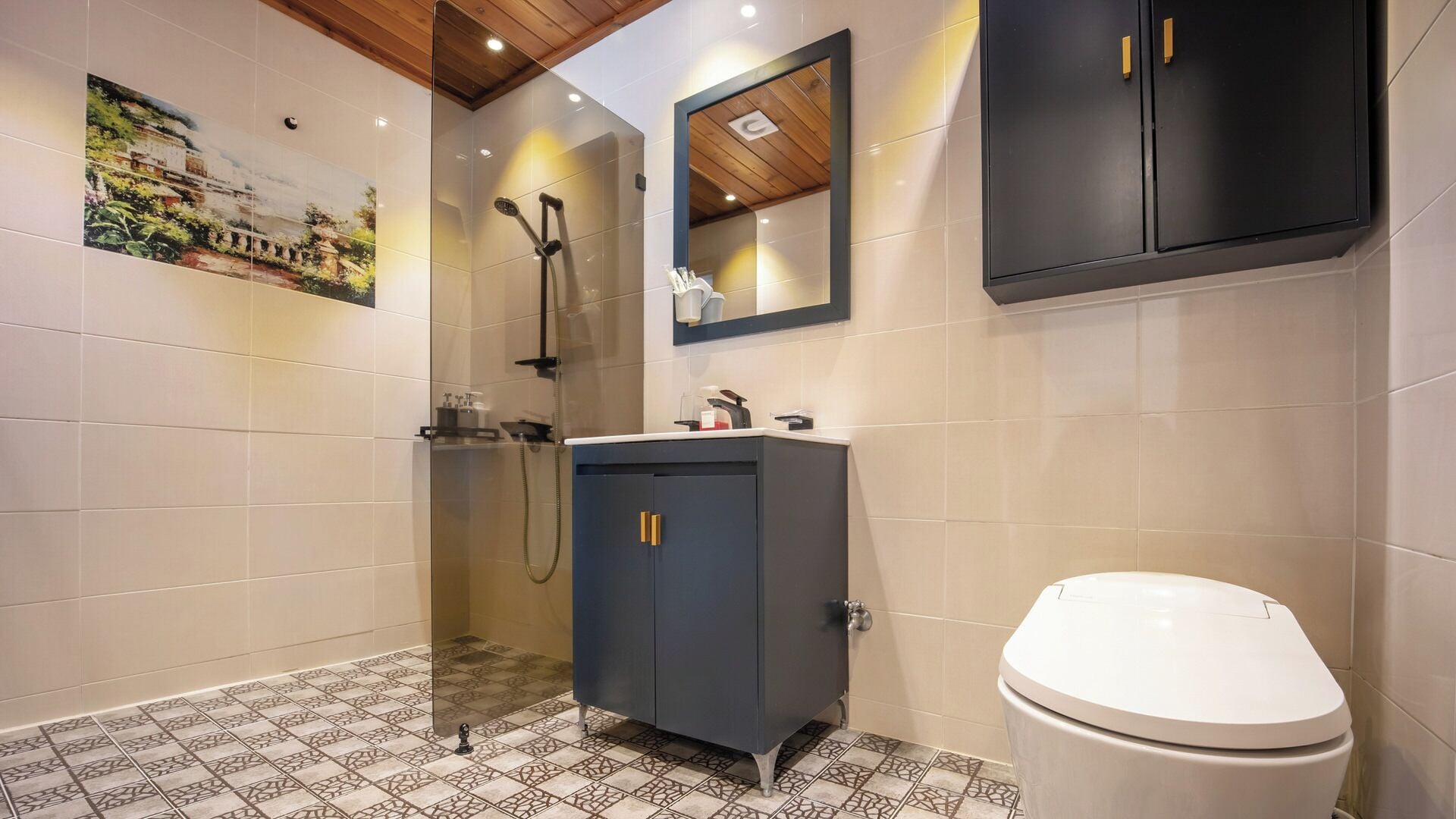 Baño con ducha, lavamanos, inodoro y espejo.