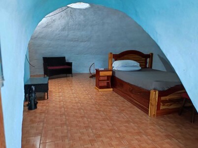 Cozy 2-bedroom townhome in charming Provincia de Puntarenas with AC, WiFi