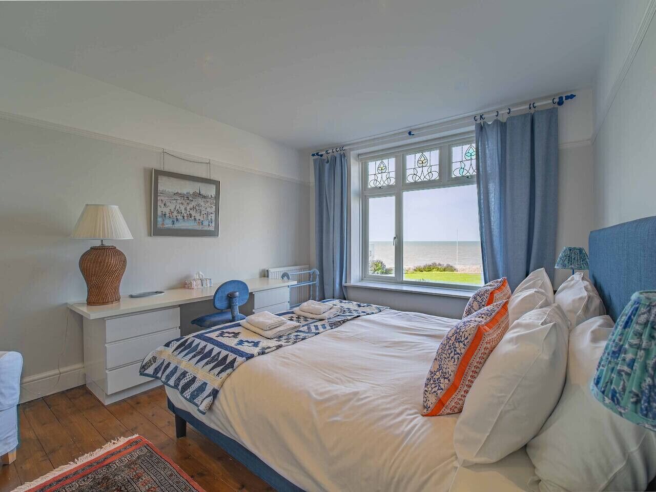 Bureau, fer et planche à repasser, lit parapluie, Wi-Fi