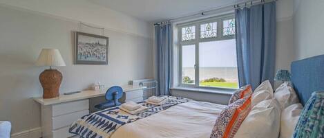 Bureau, fer et planche Ă repasser, lit parapluie, Wi-Fi