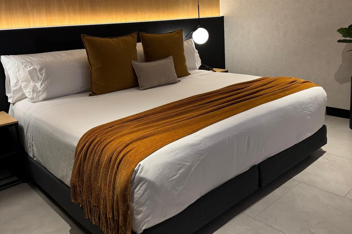 Comfort Room | In-room safe, soundproofing, iron/ironing board, free WiFi