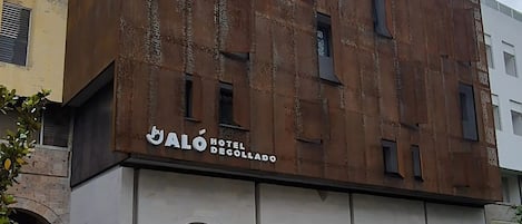 Vista frontal de la propiedad