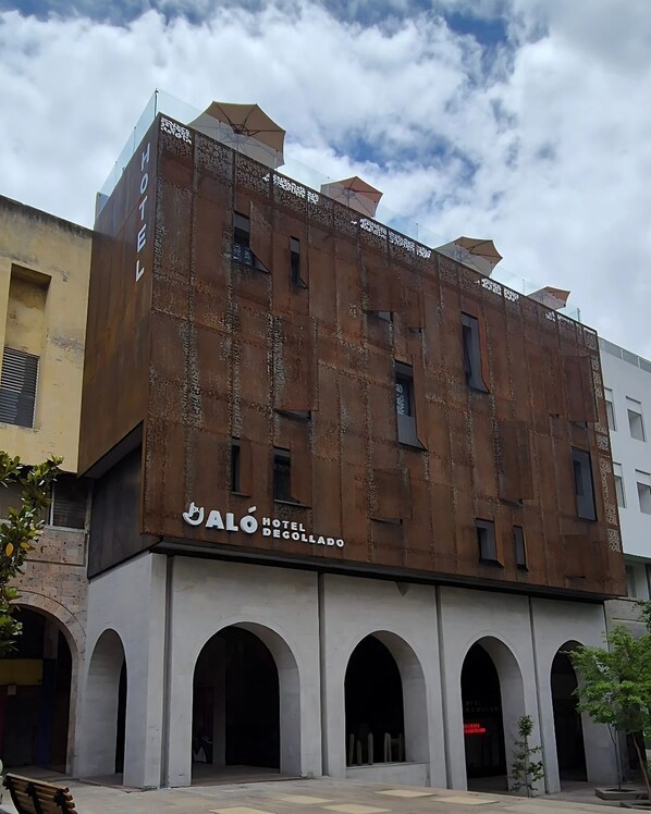Ein Hotel namens „JALÓ HOTEL DE GOLLADO“ mit einer rustikalen Fassade und gebogenen Eingängen.