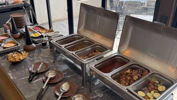 Desayuno buffet diario (MXN 225 por persona)