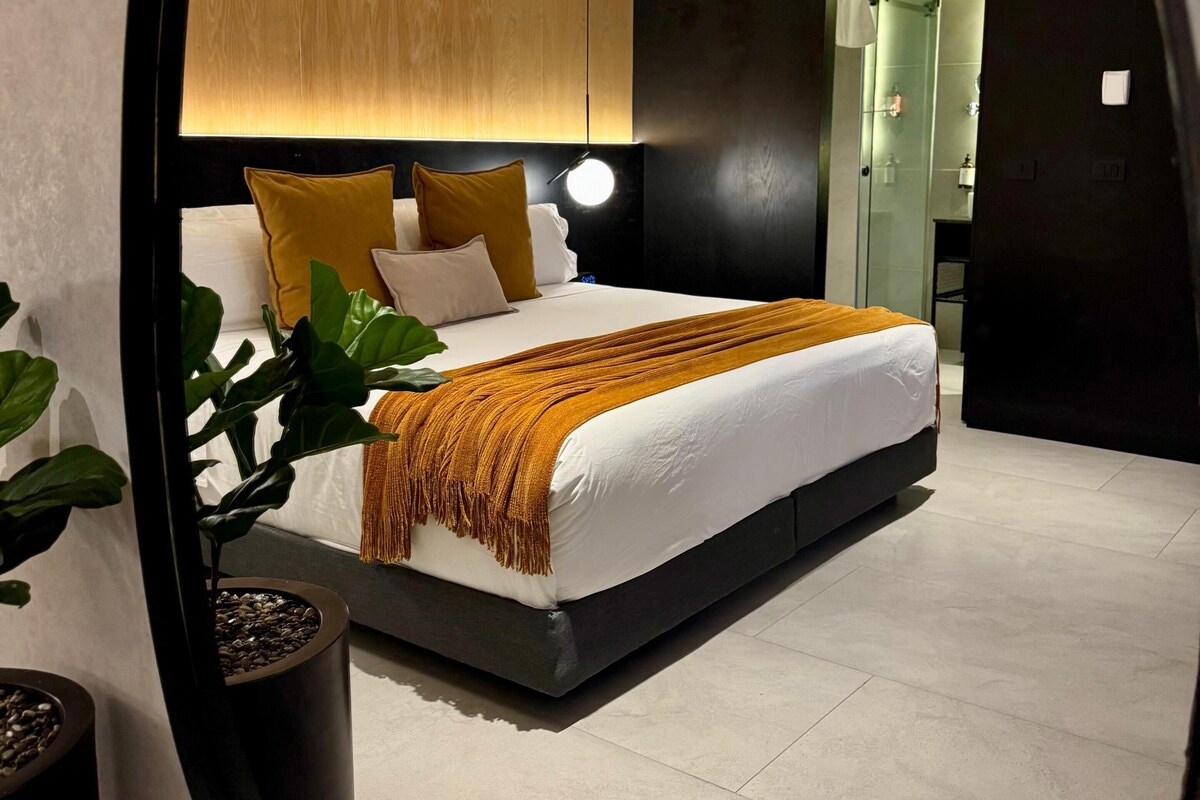 Comfort Room | In-room safe, soundproofing, iron/ironing board, free WiFi