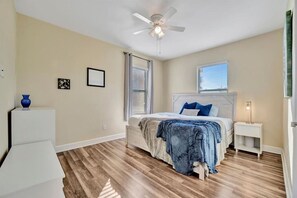 2 bedrooms, desk, WiFi