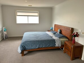 4 bedrooms, desk, iron/ironing board, WiFi - Spacious home with theatre setup (Truganina)