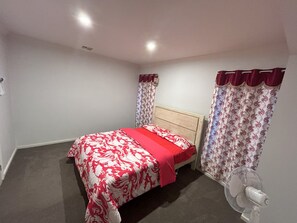 4 bedrooms, desk, iron/ironing board, WiFi - Spacious home with theatre setup (Truganina)