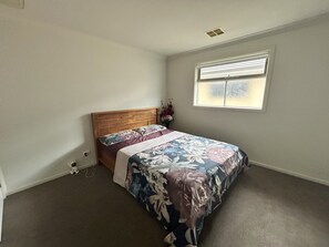 4 bedrooms, desk, iron/ironing board, WiFi - Spacious home with theatre setup (Truganina)