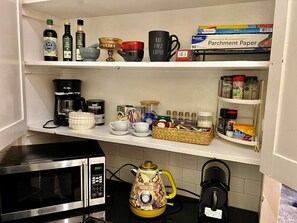 Interior - Walk to UW ~ Close to Light Rail ~ Walk Score 96 ~ Parking Available. (Seattle)