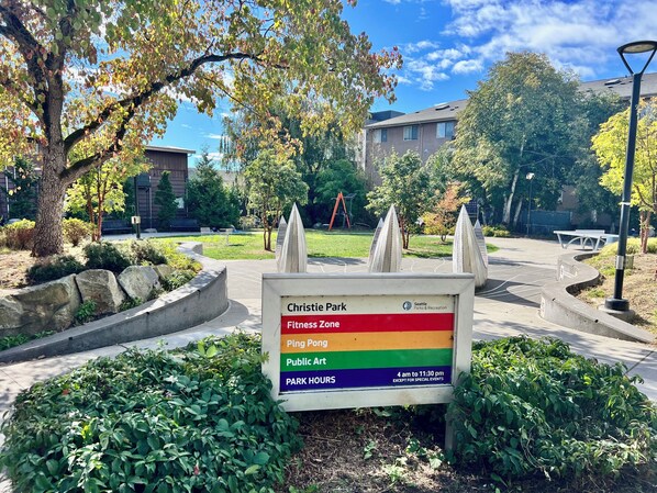 Property grounds - Walk to UW ~ Close to Light Rail ~ Walk Score 96 ~ Parking Available. (Seattle)