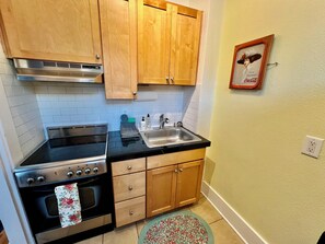 Fridge, microwave, oven, stovetop - Walk to UW ~ Close to Light Rail ~ Walk Score 96 ~ Parking Available. (Seattle)