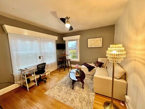 Smart TV - Walk to UW ~ Close to Light Rail ~ Walk Score 96 ~ Parking Available. (Seattle)