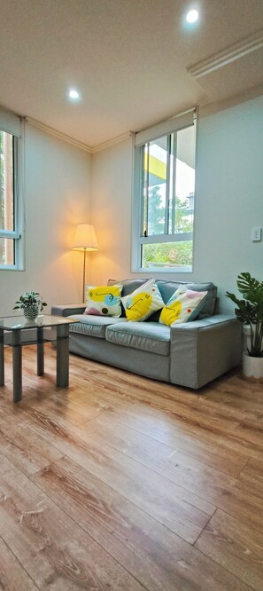 Smart TV - Modern one-bedroom APT Queen bed + single air bed + free secure parking (Epping)