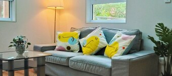 Modern one-bedroom APT Queen bed + single air bed + free secure parking