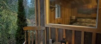 Cozy Cabin, private, romantic, wood stove, WiFi, mountains, NC
