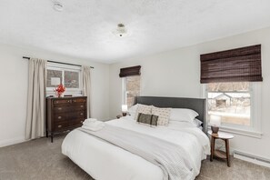 3 bedrooms, iron/ironing board, travel crib, free WiFi - Charming 1896 farmhouse in Clarkston (Village of Clarkston)