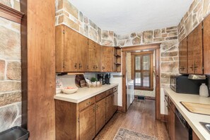 Fridge, microwave, oven, stovetop - Charming 1896 farmhouse in Clarkston (Village of Clarkston)