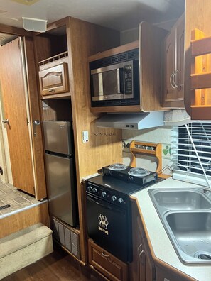 ميكروويف، موقد طهي مسطح، غسالة أطباق، مستلزمات طهي/أطباق/أوعية