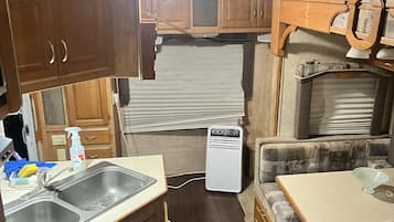 Mikroaaltouuni, liesi, astianpesukone