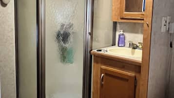 Regadera, toallas, jabón, papel de baño