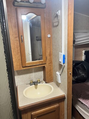 Shower, towels, soap, toilet paper - Cozy mobile home  (Miami Gardens)