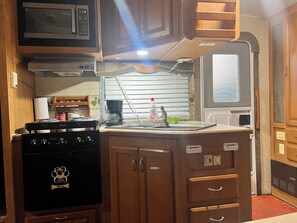 Microwave, stovetop, dishwasher, cookware/dishes/utensils - Cozy mobile home  (Miami Gardens)