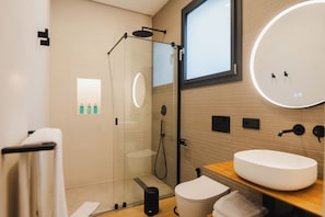 Kamar Double Deluks, pemandangan kolam renang | Kamar mandi | Shower, pengering rambut, handuk, dan sabun