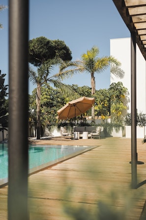 Outdoor pool, pool umbrellas - Casa Cuatro Boutique Hotel - Adults Recommended (Chiclana de la Frontera)