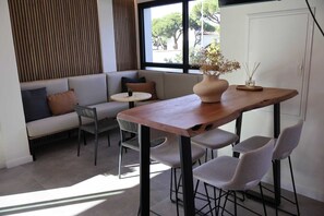 Coin salon dans le hall