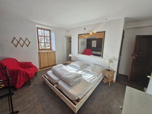6 bedrooms, iron/ironing board, travel cot, free WiFi