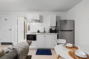 Frigorífico, microondas, placa de cocina y cafetera o tetera