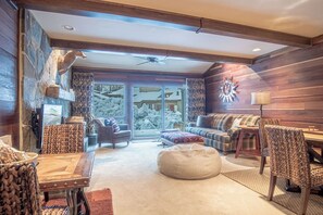 Smart-tv, eldstad och böcker