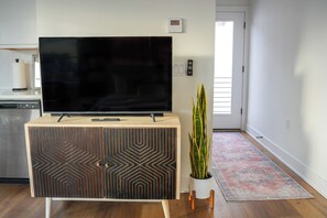 Interior - The Howdy Studio - Charming Studio minutes from Downtown w/ luxurious amenities (Austin)