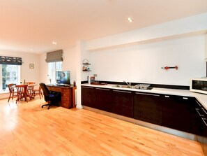 Kühlschrank, Mikrowelle, Ofen, Geschirrspüler