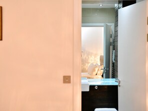 3 bedrooms, iron/ironing board, free WiFi, bed sheets - Bright & Perfectly Located! - Pass the Keys (Cardiff)