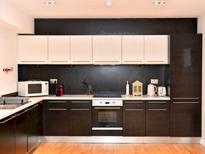 Kühlschrank, Mikrowelle, Ofen, Geschirrspüler